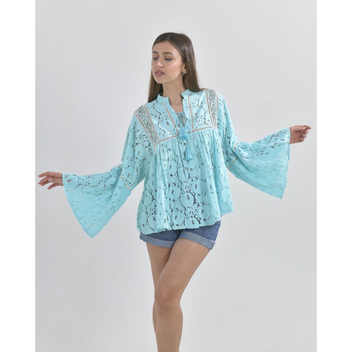 Blusa in Pizzo colore Turchese con Ricami in Paillettes e corallini